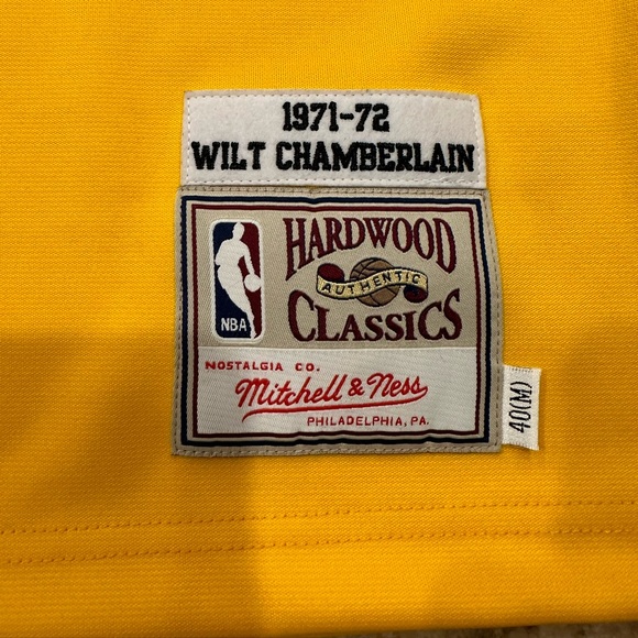 Mitchell & Ness NBA LA Lakers Wilt Chamberlain 1972 Yellow Jersey - Picture 4 of 12